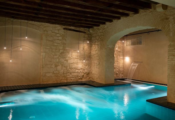Foto 2 de Piso en alquiler en El Gòtic de 3 habitaciones con piscina y jardín