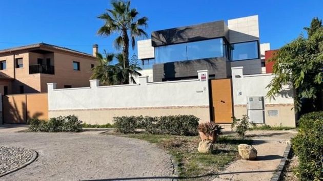 Foto 1 de Venta de casa en Torrelamata - La Mata de 5 habitaciones con terraza y piscina