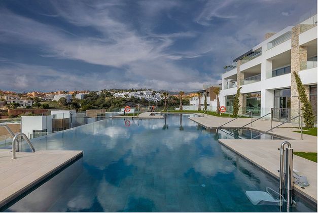Foto 1 de Àtic en venda a Cabo Pino - Reserva de Marbella de 3 habitacions amb terrassa i piscina