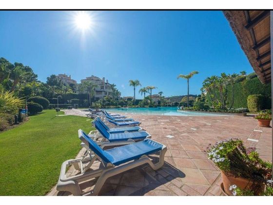 Foto 2 de Venta de piso en Benahavís de 2 habitaciones con terraza y piscina