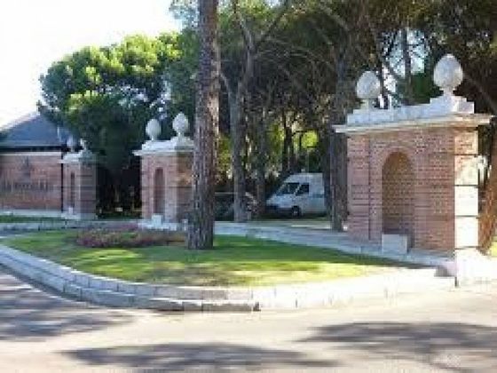 Foto 2 de Casa adossada en lloguer a El Soto de la Moraleja de 6 habitacions amb terrassa i piscina