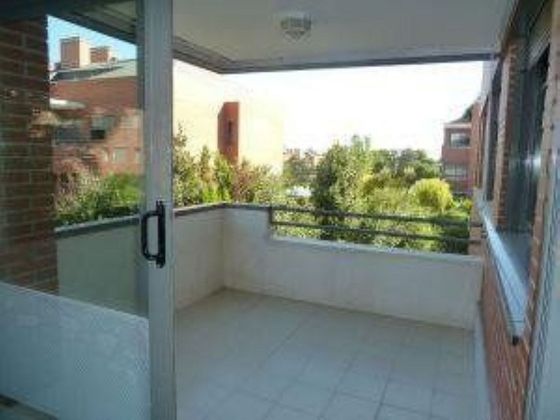 Foto 2 de Alquiler de piso en Encinar de los Reyes de 3 habitaciones con terraza y piscina