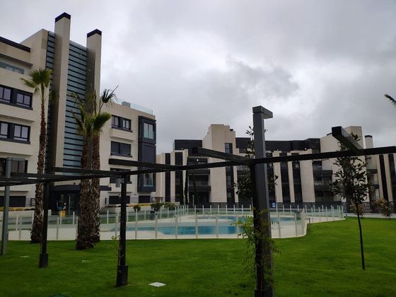 Foto 2 de Àtic en venda a El Encinar de los Reyes de 3 habitacions amb terrassa i piscina