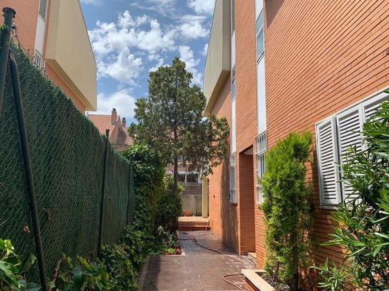Foto 2 de Casa en lloguer a calle De Luis de la Mata de 5 habitacions amb terrassa i jardí