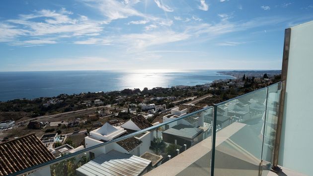 Foto 2 de Àtic en venda a calle Rododendro de 4 habitacions amb terrassa i piscina
