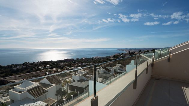 Foto 2 de Àtic en venda a calle Rododendro de 3 habitacions amb terrassa i piscina