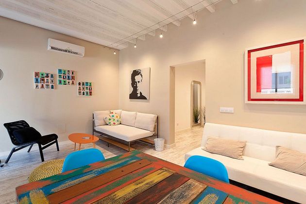 Foto 2 de Alquiler de piso en Sta. Catalina - El Jonquet de 2 habitaciones con terraza y muebles