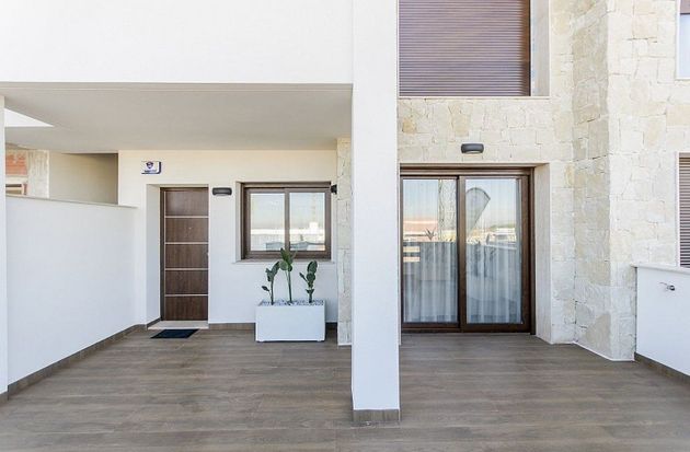 Foto 1 de Venta de casa en Centro - Torrevieja de 3 habitaciones con terraza y piscina