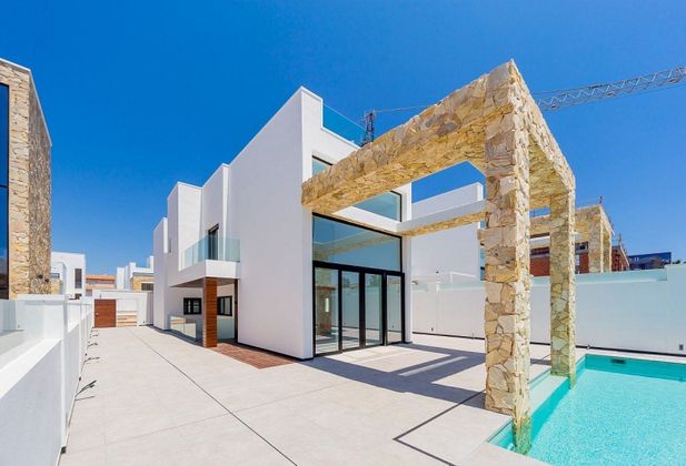 Foto 2 de Chalet en venta en Playa de los Locos de 4 habitaciones con terraza y piscina