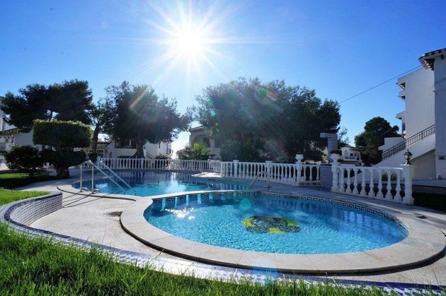 Foto 1 de Venta de chalet en Centro - Torrevieja de 2 habitaciones con terraza y piscina