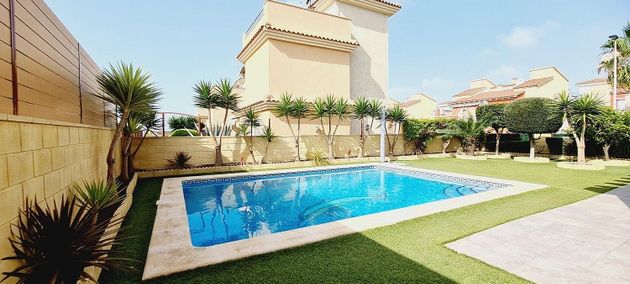 Foto 1 de Venta de chalet en Torrelamata - La Mata de 4 habitaciones con terraza y piscina