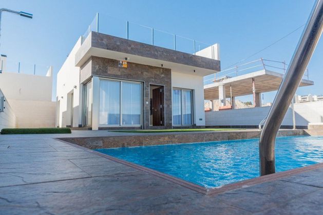 Foto 1 de Xalet en venda a Villamartín de 4 habitacions amb piscina i garatge