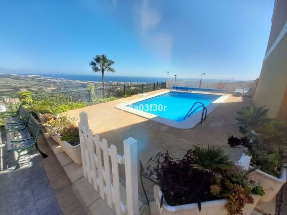 Foto 1 de Casa adossada en venda a Manilva de 4 habitacions amb terrassa i piscina