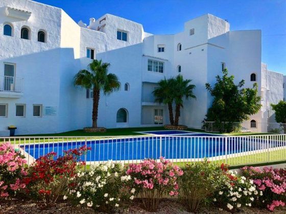 Foto 1 de Àtic en venda a Cala Vedella - Cala Tarida - Cala Conta de 3 habitacions amb terrassa i piscina