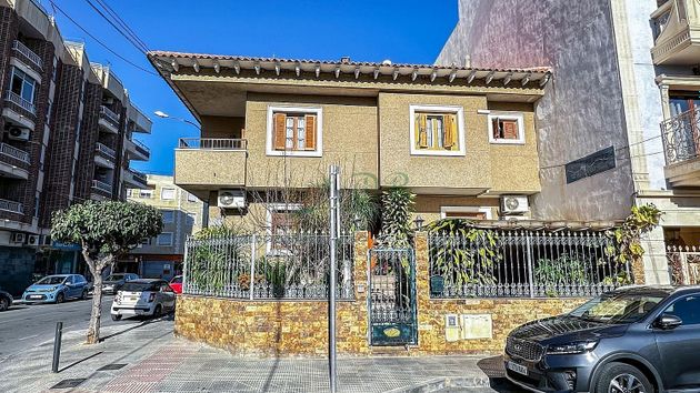 Foto 1 de Casa en venda a Almoradí de 5 habitacions amb jardí i balcó