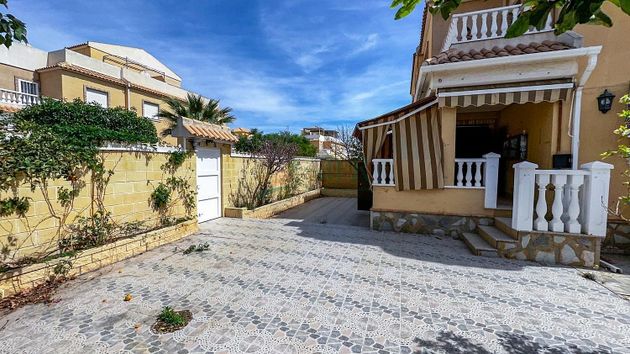 Foto 2 de Casa adossada en venda a calle Cangas de 3 habitacions amb piscina i garatge