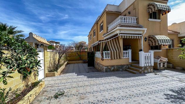 Foto 1 de Casa adosada en venta en calle Cangas de 3 habitaciones con piscina y garaje
