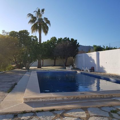 Foto 1 de Venta de casa en Villajoyosa ciudad de 3 habitaciones con piscina