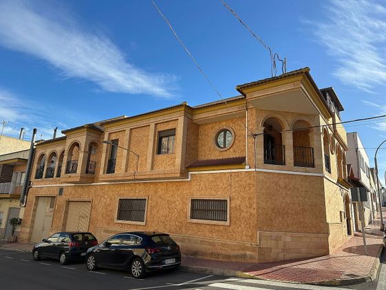 Foto 1 de Casa adossada en venda a calle Rojales de 4 habitacions amb terrassa i balcó