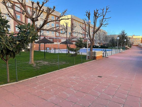 Foto 2 de Piso en venta en Las Castañeras - Bulevar de 3 habitaciones con terraza y piscina