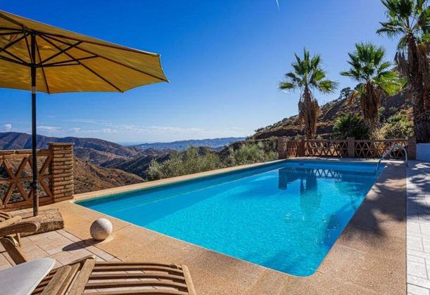 Foto 2 de Casa en venda a Canillas de Aceituno de 2 habitacions amb terrassa i piscina