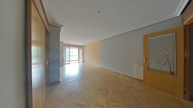 Foto 2 de Venta de piso en calle Concha Espina de 3 habitaciones con garaje y balcón