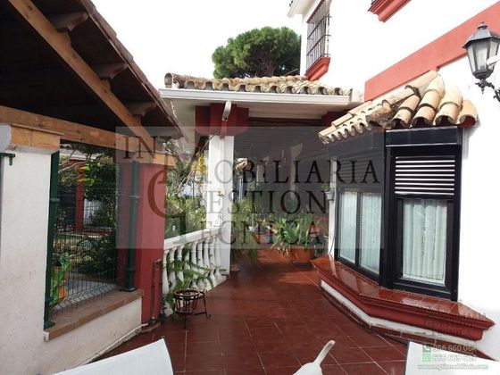 Foto 1 de Chalet en venta en Valdelagrana de 7 habitaciones con terraza y piscina