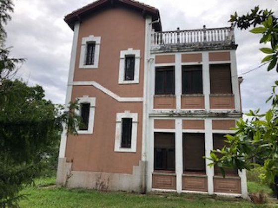 Foto 2 de Casa en venda a Parres de 6 habitacions amb terrassa i garatge