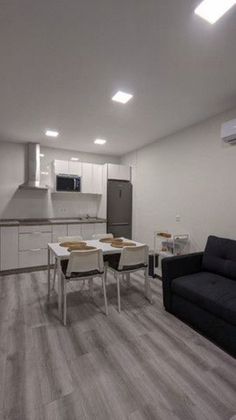 Foto 2 de Piso en alquiler en calle Benajarafe de 2 habitaciones con garaje y muebles