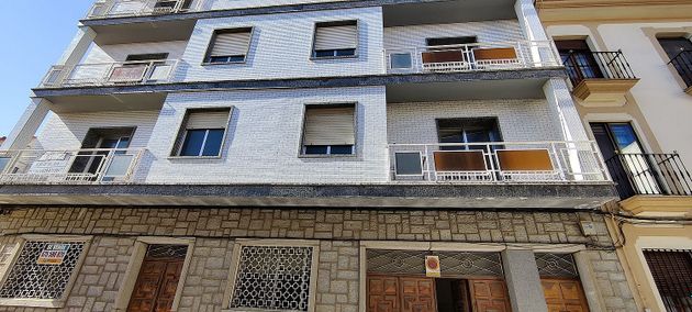 Foto 2 de Casa adosada en venta en calle Arrabal de 8 habitaciones con terraza y piscina