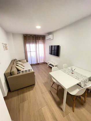 Foto 1 de Piso en alquiler en Centro - Vélez-Málaga de 1 habitación con terraza y muebles