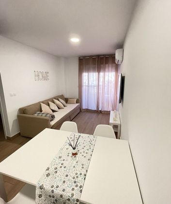 Foto 2 de Piso en alquiler en Centro - Vélez-Málaga de 1 habitación con terraza y muebles