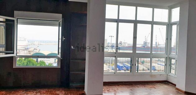 Foto 1 de Pis en lloguer a Ensanche Centro - Puerto de 2 habitacions amb aire acondicionat i ascensor