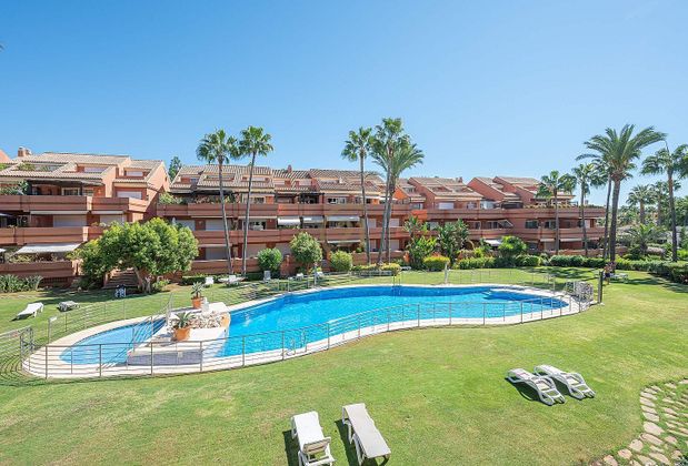 Foto 1 de Pis en venda a Puerto Banús de 2 habitacions amb terrassa i piscina