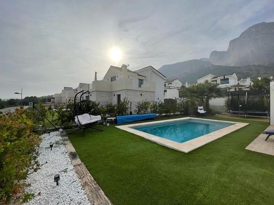 Foto 2 de Chalet en alquiler en Polop de 3 habitaciones con terraza y piscina