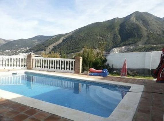 Foto 2 de Casa en venda a Alcaucín de 4 habitacions amb terrassa i piscina