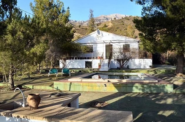 Foto 1 de Casa rural en venda a Sedella de 3 habitacions amb terrassa i piscina