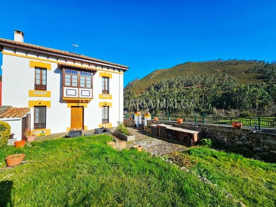 Foto 1 de Casa adossada en venda a plaza De Pumarín de 7 habitacions amb terrassa i jardí