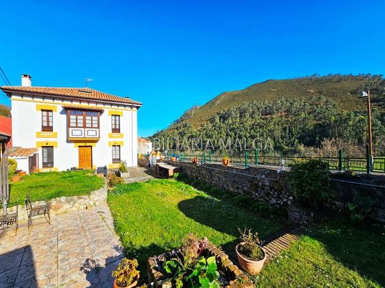 Foto 2 de Casa adossada en venda a plaza De Pumarín de 7 habitacions amb terrassa i jardí