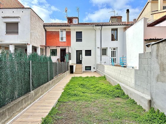 Foto 2 de Casa en venda a calle De Canigó de 2 habitacions amb jardí i calefacció