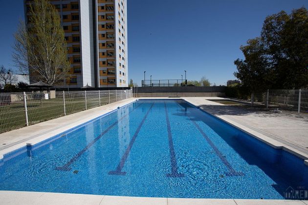 Foto 2 de Estudi en venda a Virgen del Cortijo - Manoteras amb piscina i jardí