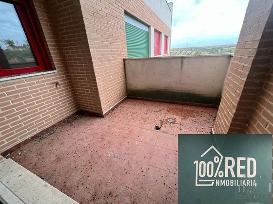 Foto 2 de Piso en venta en Camarena de 2 habitaciones con terraza y piscina