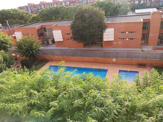 Foto 1 de Pis en venda a Almeda - El Corte Inglés de 3 habitacions amb terrassa i piscina