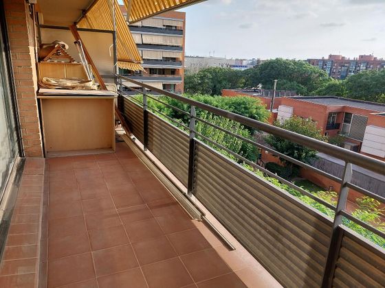 Foto 2 de Venta de piso en Almeda - El Corte Inglés de 3 habitaciones con terraza y piscina