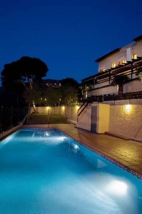 Foto 1 de Venta de local en Alella con terraza y piscina