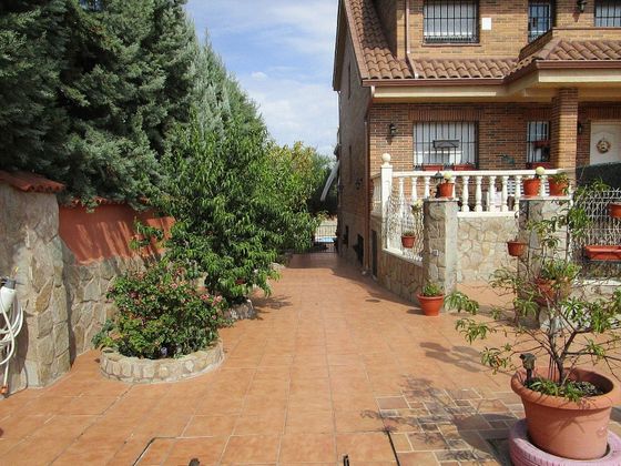 Foto 2 de Xalet en venda a Mejorada del Campo de 6 habitacions amb terrassa i piscina