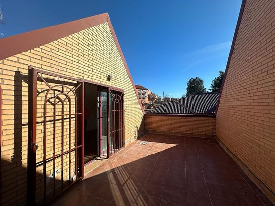 Foto 1 de Casa adossada en venda a Mejorada del Campo de 4 habitacions amb terrassa i piscina