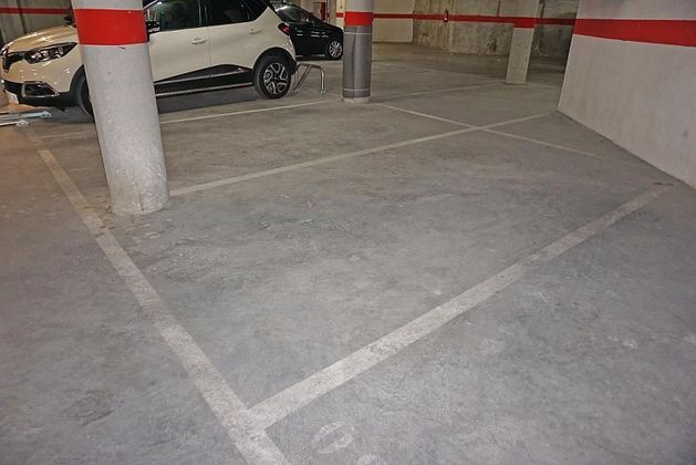 Foto 2 de Venta de garaje en calle Sibil·la de Fortià de 9 m²