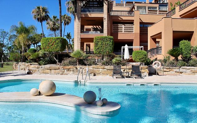 Foto 2 de Piso en venta en calle San Pedro Alcantara de 3 habitaciones con terraza y piscina
