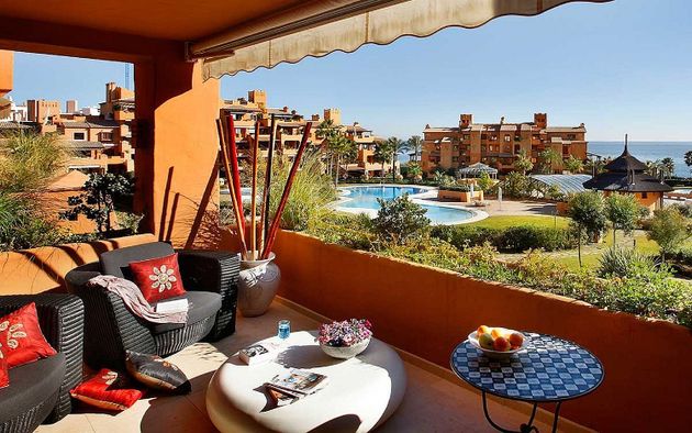 Foto 1 de Venta de piso en Estepona Oeste - Valle Romano - Bahía Dorada de 4 habitaciones con terraza y piscina